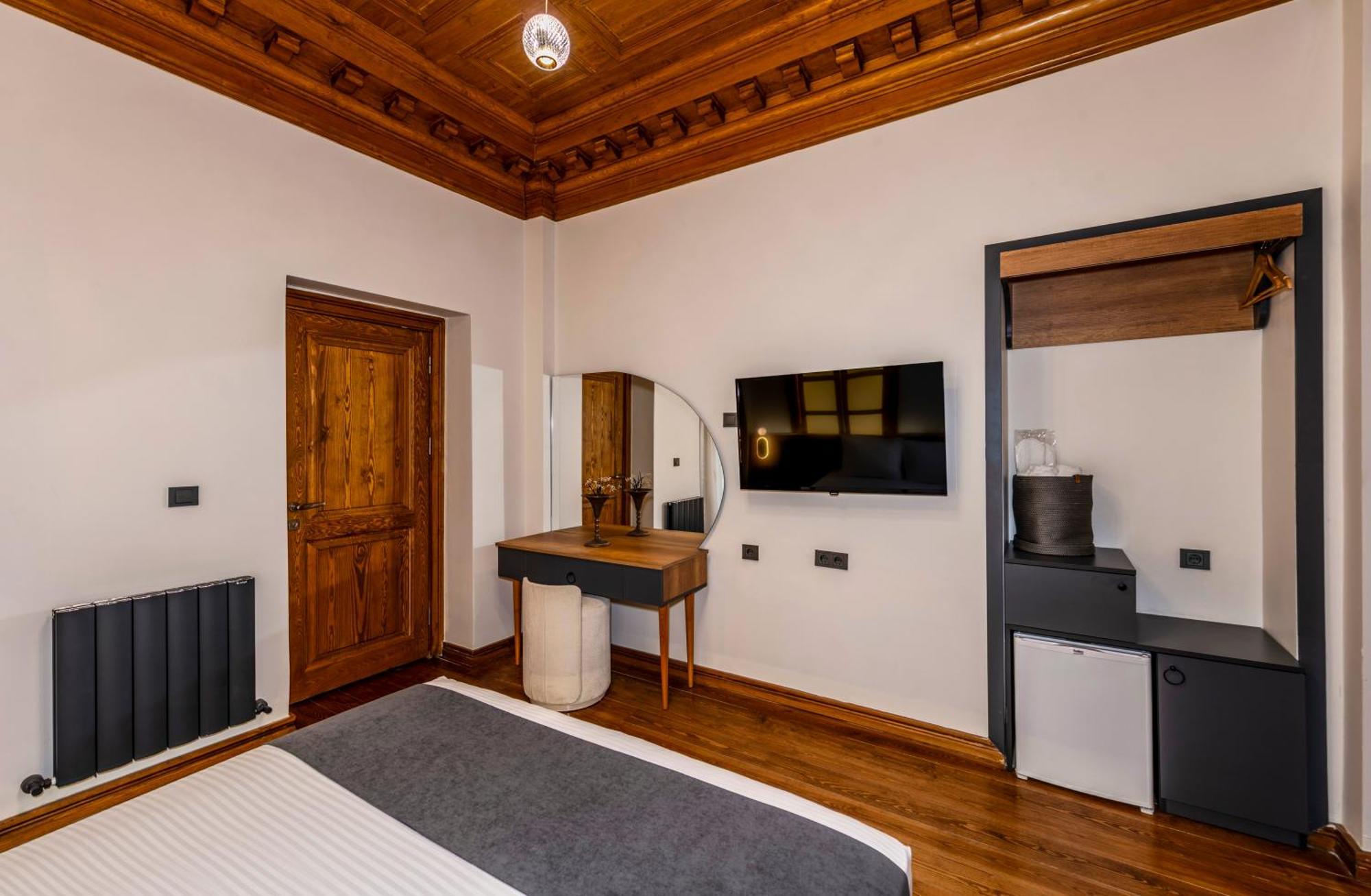 Elmira Pera & - Special Class Istanbul