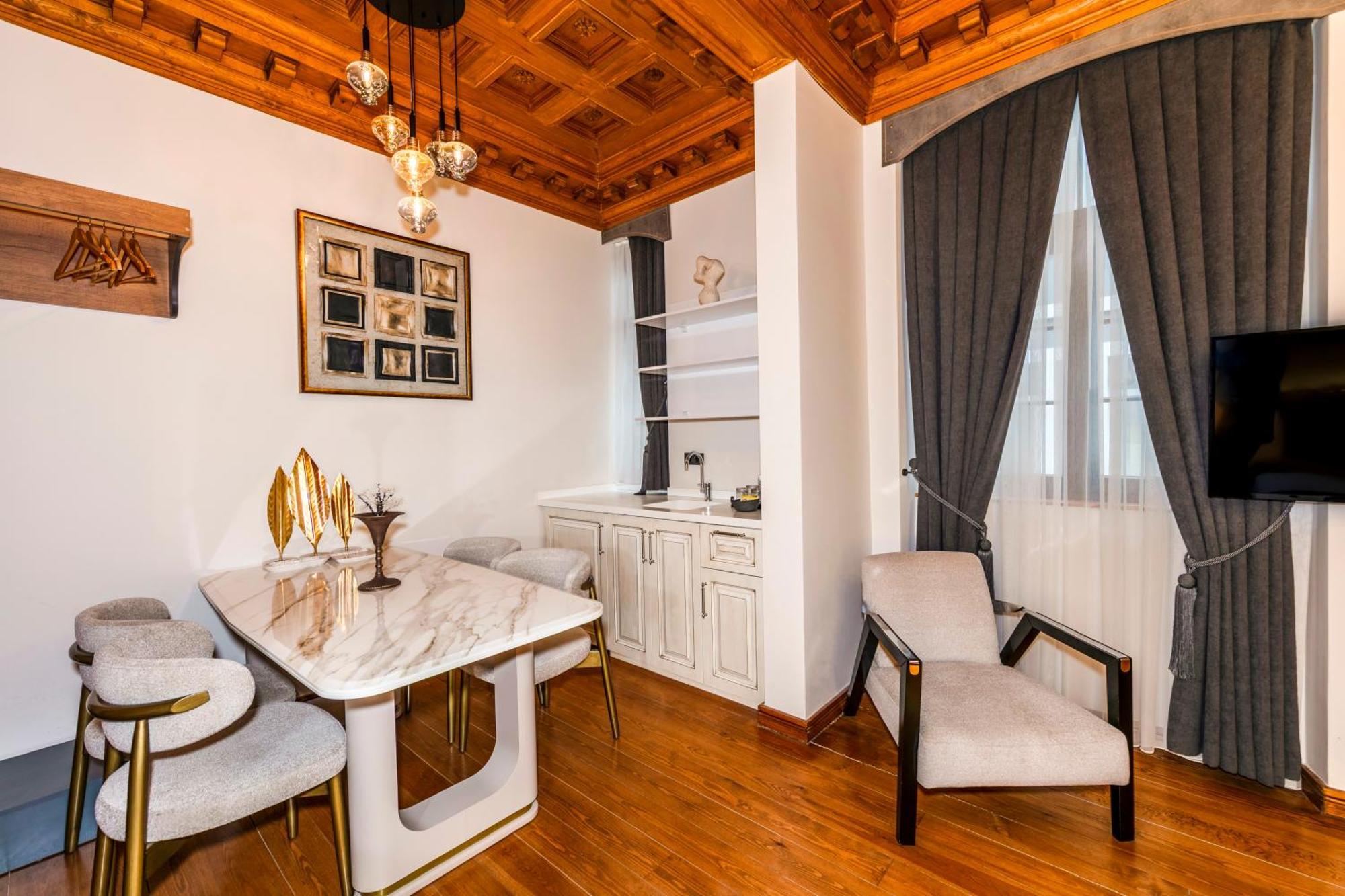 Elmira Pera & - Special Class Istanbul